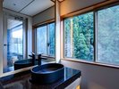 【緑翠スイート】洗面所の窓から見える景色が、朝の洗顔時に自然の清々しさを感じさせます