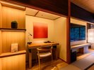 【緑翠スイート】専用デスクとライトを完備。広々とした落ち着きある空間で快適に仕事に集中できます