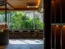 窓の外に広がる緑の景色とやわらかな自然光に包まれた、開放感あふれるロビーラウンジ