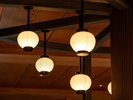 提灯型の天井照明が、シックで落ち着いたロビーに優しい光を添えています
