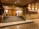 リニューアルした正面玄関は、大きなぼんぼりの灯りに包まれ、皆様を温かくお迎えいたします
