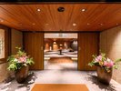 玄関には四季折々の花々を飾り、皆様に季節の彩りをお楽しみいただけるような空間づくりに努めております