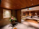 玄関に飾られている「山路紙」は、田辺市龍神村で生産される伝統的な和紙で、手作業で作られています