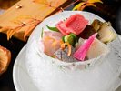 【特選熊野会席】料理長おまかせ五種盛り。氷の器が涼やかに彩り、旬の味わいを目でも舌でも楽しめます