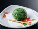 【特選熊野会席】熊野に伝わる和菓子「内緒餅」。ふんわりとした食感と甘さ控えめの餡がやさしい味わいです