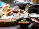 【朝食和定食】お一人様ごとに釜炊きご飯をご用意。焼き魚と季節の菜をかご盛りで味わう和の定食です
