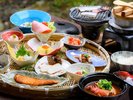 【朝食和定食】お一人様ごとに釜炊きご飯をご用意。焼き魚と季節の菜をかご盛りで味わう和の定食です