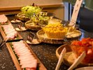 朝食サラダコーナーでは、新鮮な生野菜やベーコンなどをご用意。ぜひオリジナルのサラダをお楽しみください