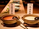 温泉がゆは、当館自慢の温泉水でじっくりと炊き上げており、まろやかで優しい味わいが特徴です