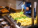 ディナーバイキングでは揚げたての天ぷらをお召し上がりください