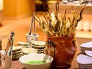 ディナーバイキングでは、熊野の清流育ちの川魚をご用意。炭火で焼き上げた鮎の塩焼きが人気の一皿です