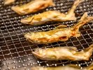 ディナーバイキングでは、熊野の清流で育った川魚をご提供。炭火で香ばしく焼き上げた鮎の塩焼きが人気です