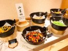 かぼちゃ、さつまいも、なすび、パプリカといった滋味あふれる山の幸を取り入れた体に優しい山菜物コーナー