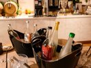 ビールやワインのほか、和歌山の梅酒や日本酒、果実酒など多彩にご用意。お料理とともにお楽しみください
