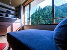 【緑翠スイート】露天風呂と大きな窓から光が差し込むサンルームでくつろげる滞在