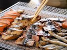 【朝食バイキング】干物や数種類の焼き魚を炭火で香ばしくあぶってご提供しています