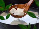 【朝食バイキング】温泉豆腐は温泉の成分により豆腐がとろけるような食感になり、他では味わえない一品です