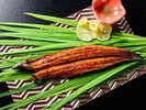 鰻の蒲焼きは甘辛いタレの旨味がじっくり香ばしく焼いた鰻の味を引き立てます。