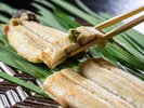 鰻の白焼きは、鰻本来が持つ風味や旨みを楽しめるのが魅力です。山葵を添えてお召しあがりください
