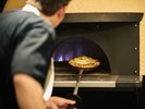 ピザ窯で一気に焼き上げる、本格ピッツァや窯焼き料理。出来立ての香ばしさは格別です。