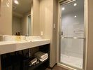 【スタンダードツイン】シャワーブース完備。機能的なバスルーム。