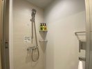 【スタンダードキング 】シャワーブース付きの機能的なバスルーム完備。