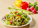 朝食ビュッフェ|ホテルの朝食ビュッフェで楽しめる、彩り豊かな新鮮野菜のサラダ。