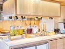 朝食ビュッフェ|コーヒー、紅茶、ジュースなど、選べる豊富なドリンクコーナー。シリアルもどうぞ。