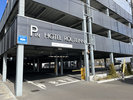 4階建て自走式立体駐車場は無料でございます。