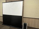 会議室にてスクリーンの貸し出しもございます。