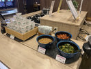 【ご朝食】お漬物や梅干し、納豆などをご飯のお共に。