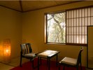 ・西館トイレ付和室【菊】12畳のお部屋で公園の緑一杯のお部屋です。夕日が眺められるお部屋です。