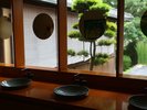 ・本館西側 パブリックの洗面所。 時には美しく夕陽が望めることもあります。