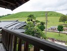 当館の門前は芝生で覆われた若草山です。