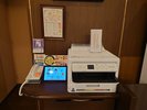 1階ロビーに受信用プリンターも設置しました。近隣のグルメ案内も用意してます。