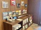 1階ロビーに受信用プリンターも設置しました。近隣のグルメ案内やパンフレットも用意してます。