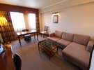 ご家族でオトクに宿泊は、いかが?ツインのお部屋は広々快適空間。手前ソファーは、シングルサイズ程。