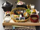 《ご朝食》色とりどりの籠膳と熊本県産ポーク小鍋付き (一例)