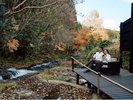 川縁でコーヒーを片手に、森と渓流を眺めながら非日常のひとときを。