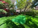 【プールサイド】青々と広がるガーデン