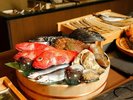 炉端焼レストラン「志古津」では、季節の旬の食材を多彩なお料理でお楽しみいただけます。