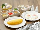 朝食イメージ 実演コーナーでシェフが目の前で焼き上げる千歳産たまごのオムレツや目玉焼きは絶品!