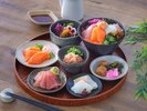 朝食(イメージ)「なまら丼」コーナーでは、特製だし汁での贅沢海鮮お茶漬けもオススメ!