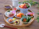 朝食(イメージ)「なまら丼」コーナーで、自作のオリジナルの海鮮丼をぜひ!