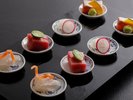 夕食_一皿ごとに意匠を凝らした会席料理のフルコース(姉妹館 御幸荘花結びでご用意)