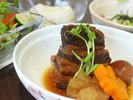 柔らかくなるまで煮込まれたラフテーも人気