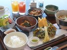 外の光を存分に取り入れる会場朝食を