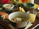 八重山そばが並ぶ日も