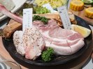 炭火でじっくりと炙った肉は絶品