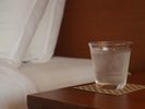 お部屋にはお水のボトルを入れています